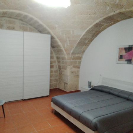 Casa Vacanza Nel Cuore Della Pietra Barletta Exterior foto