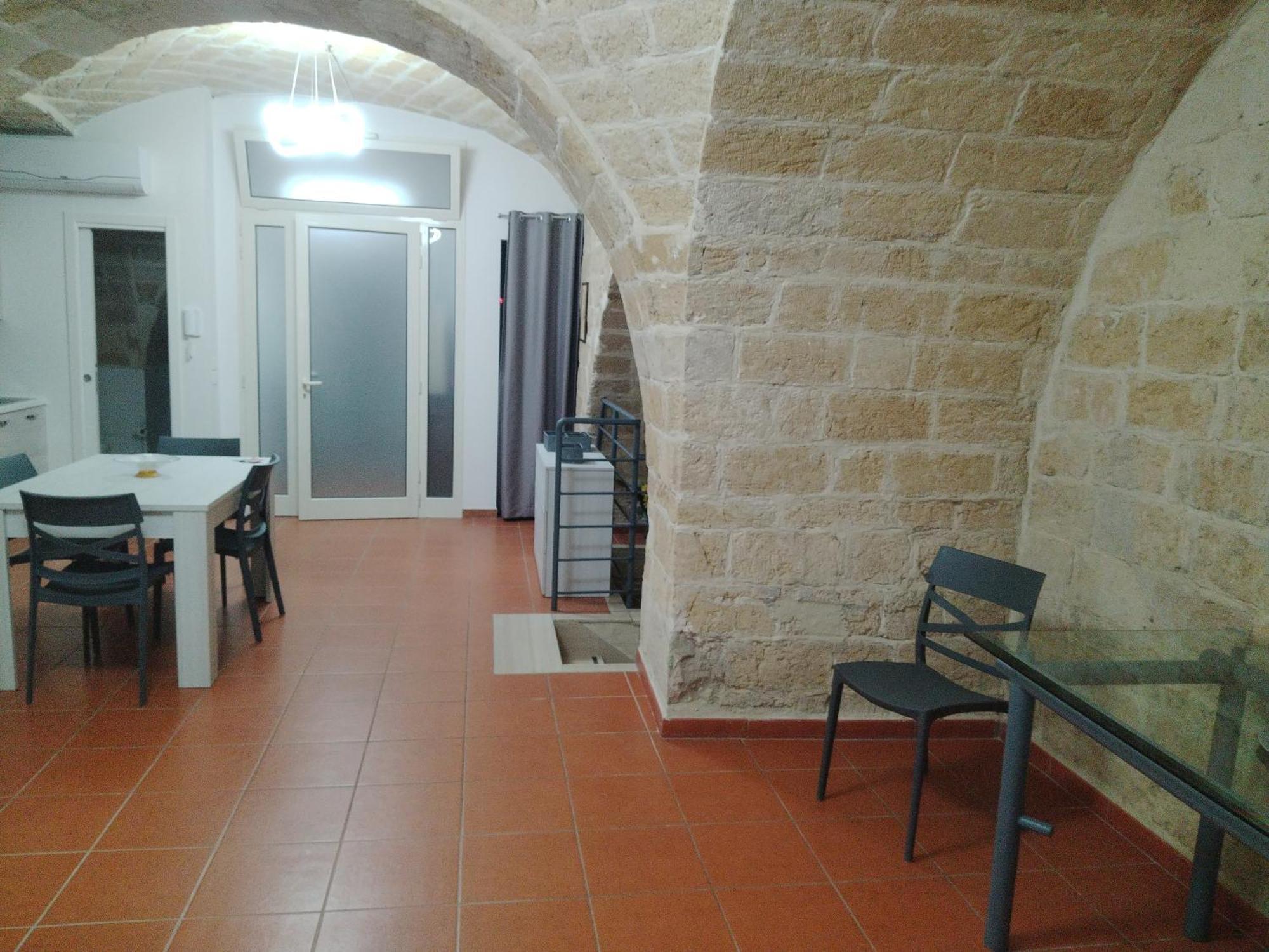 Casa Vacanza Nel Cuore Della Pietra Barletta Exterior foto