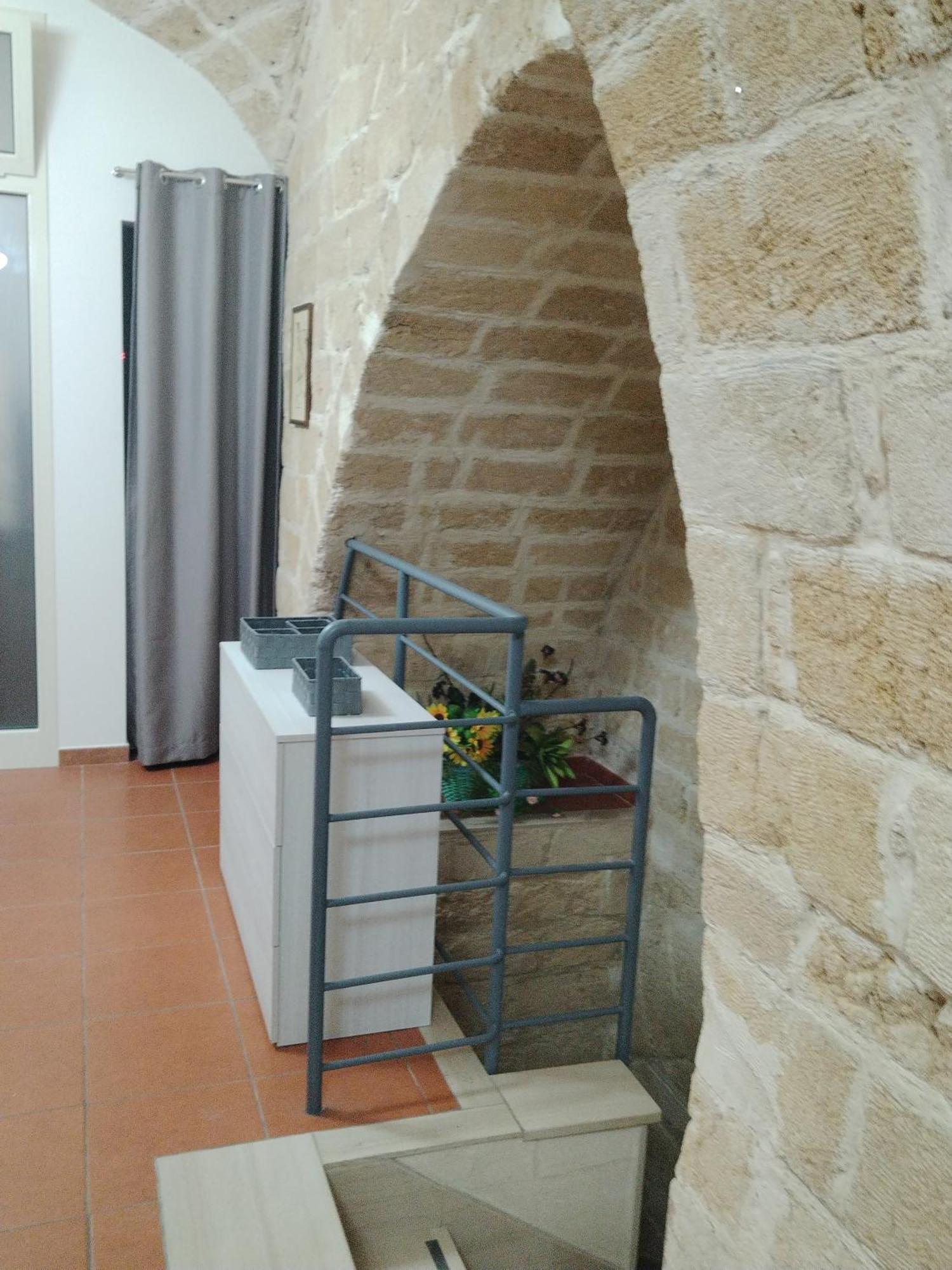 Casa Vacanza Nel Cuore Della Pietra Barletta Exterior foto