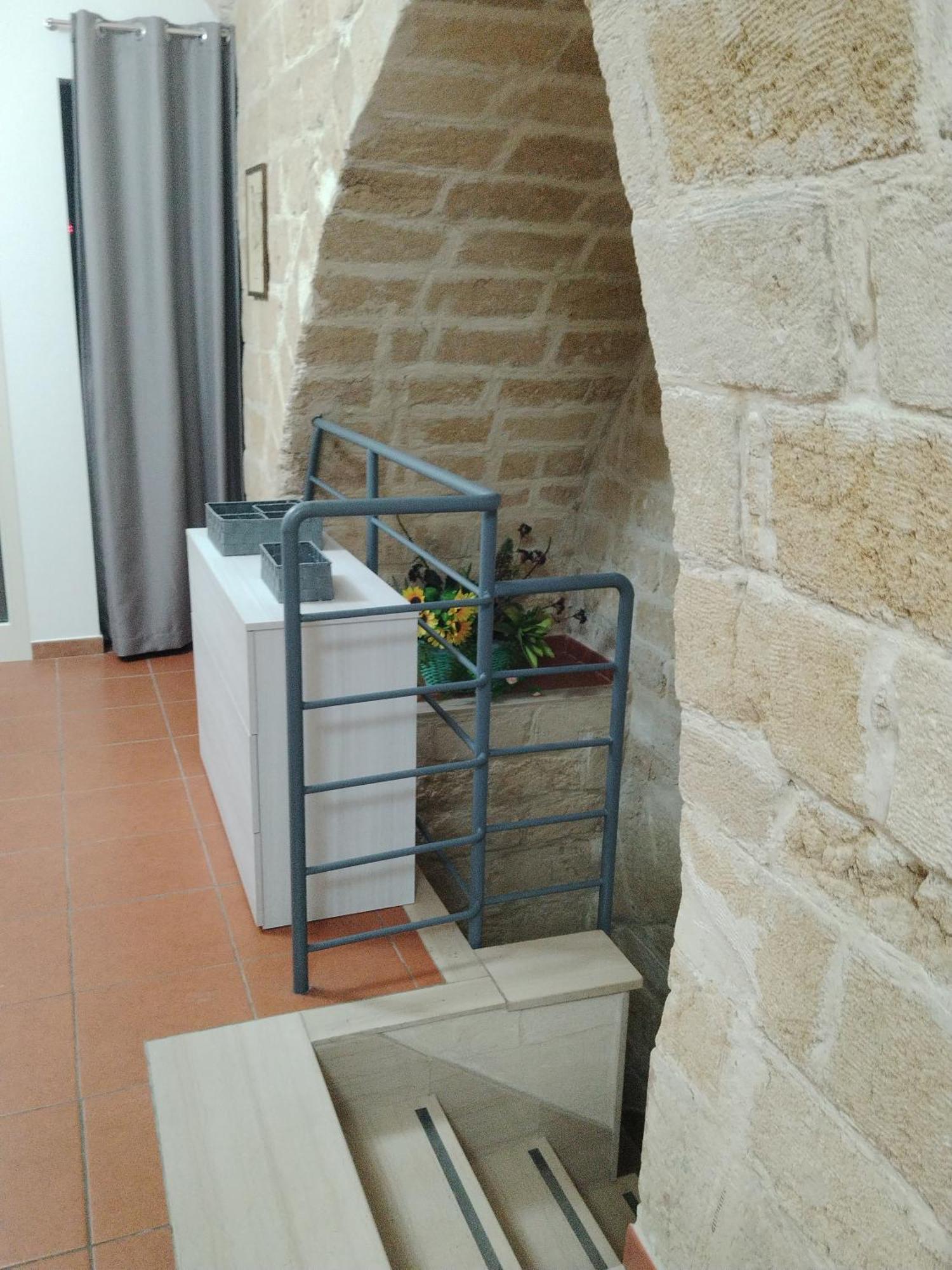 Casa Vacanza Nel Cuore Della Pietra Barletta Exterior foto