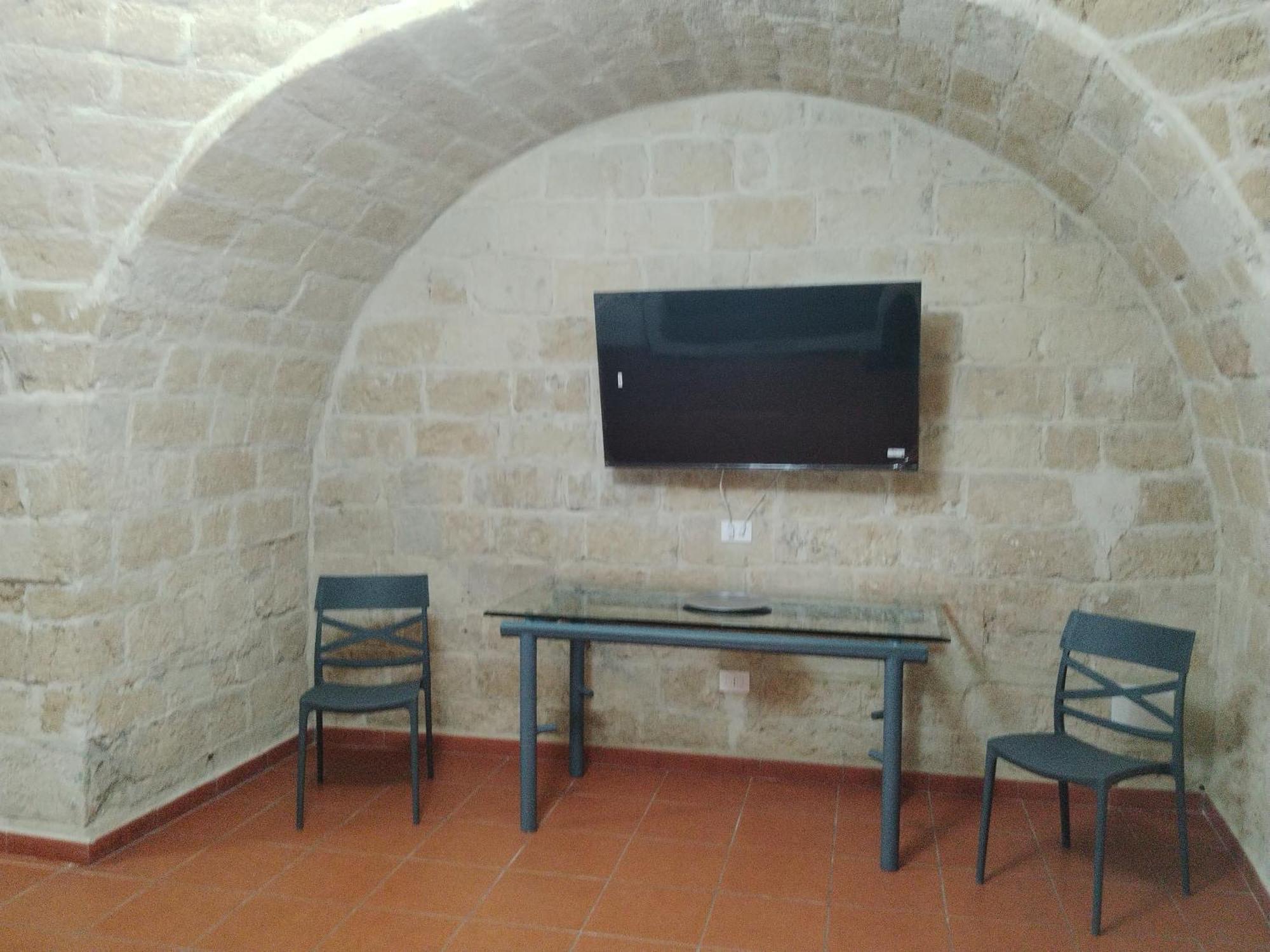 Casa Vacanza Nel Cuore Della Pietra Barletta Exterior foto