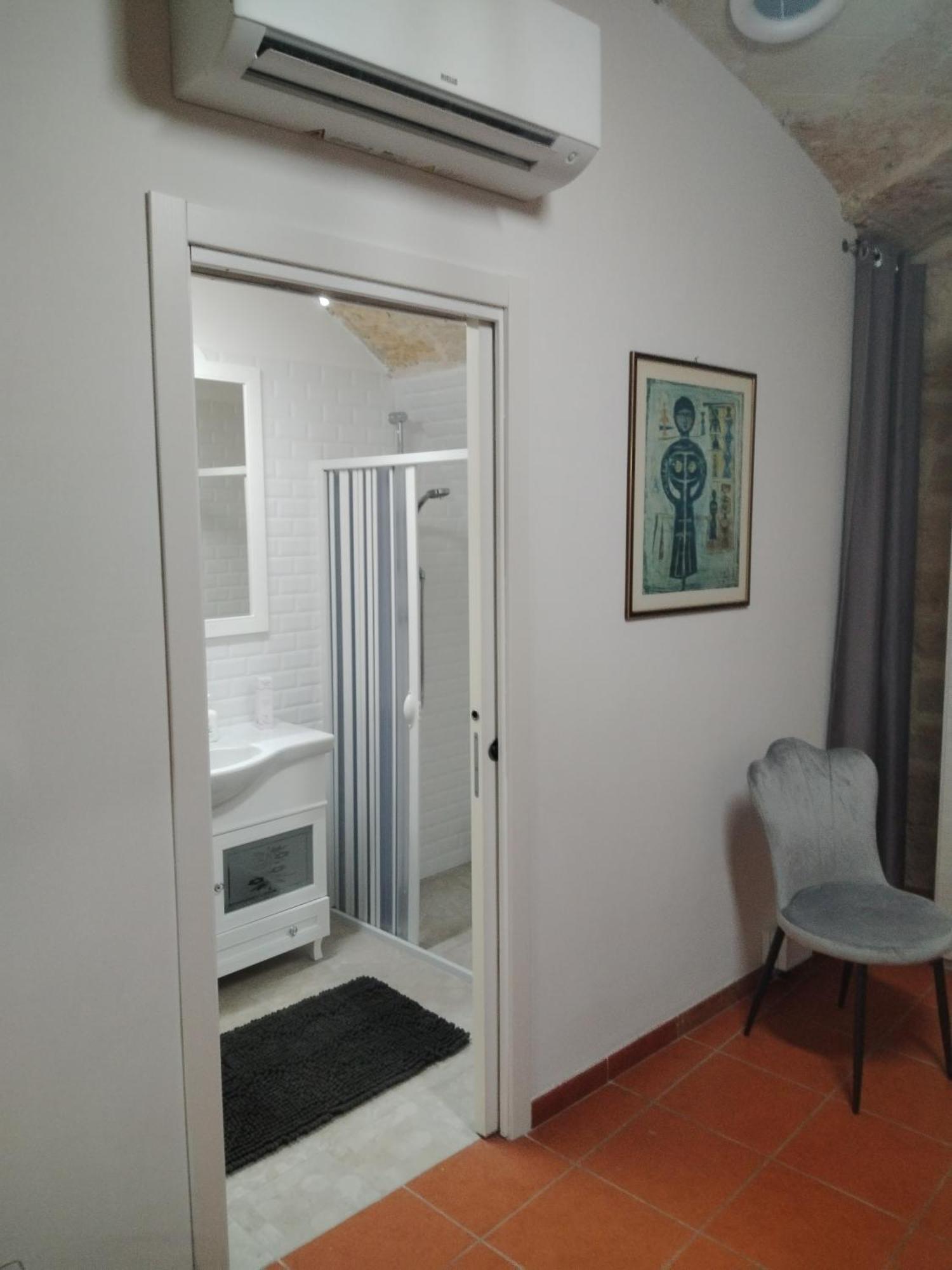 Casa Vacanza Nel Cuore Della Pietra Barletta Exterior foto