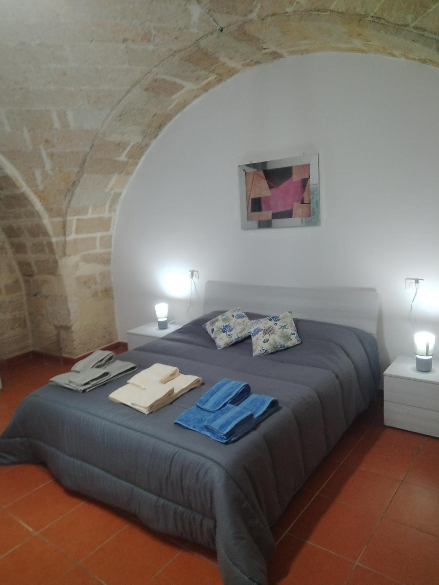 Casa Vacanza Nel Cuore Della Pietra Barletta Exterior foto