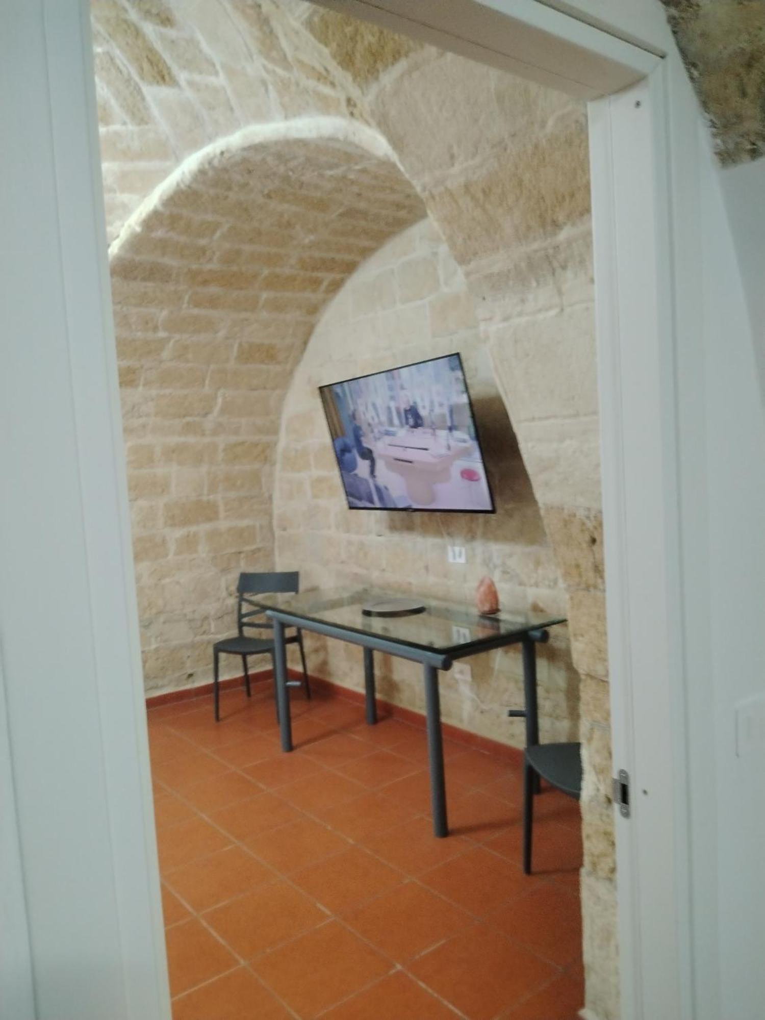 Casa Vacanza Nel Cuore Della Pietra Barletta Exterior foto