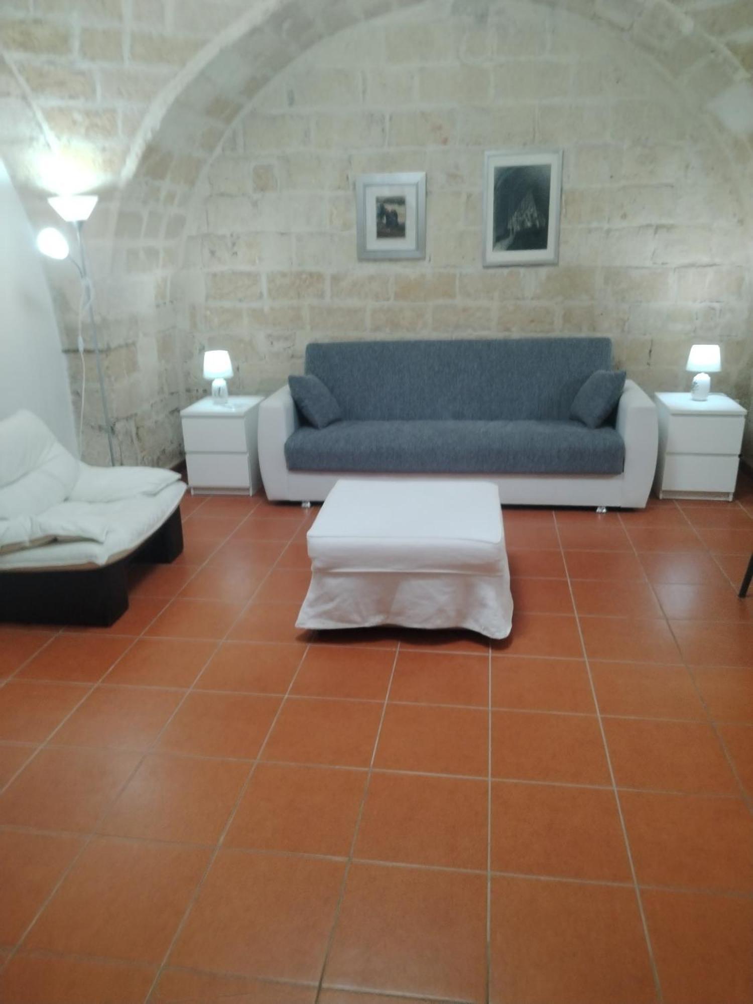 Casa Vacanza Nel Cuore Della Pietra Barletta Exterior foto