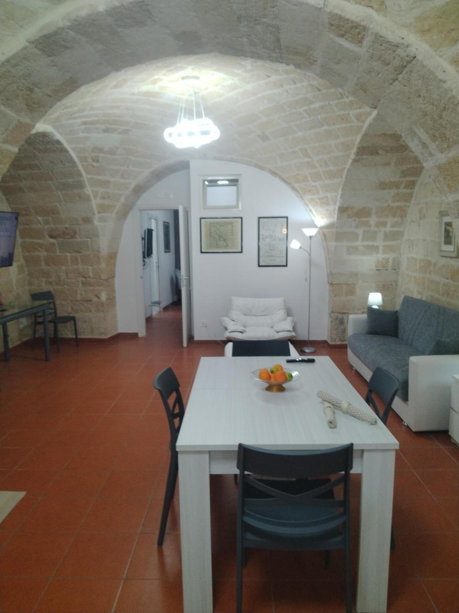 Casa Vacanza Nel Cuore Della Pietra Barletta Exterior foto