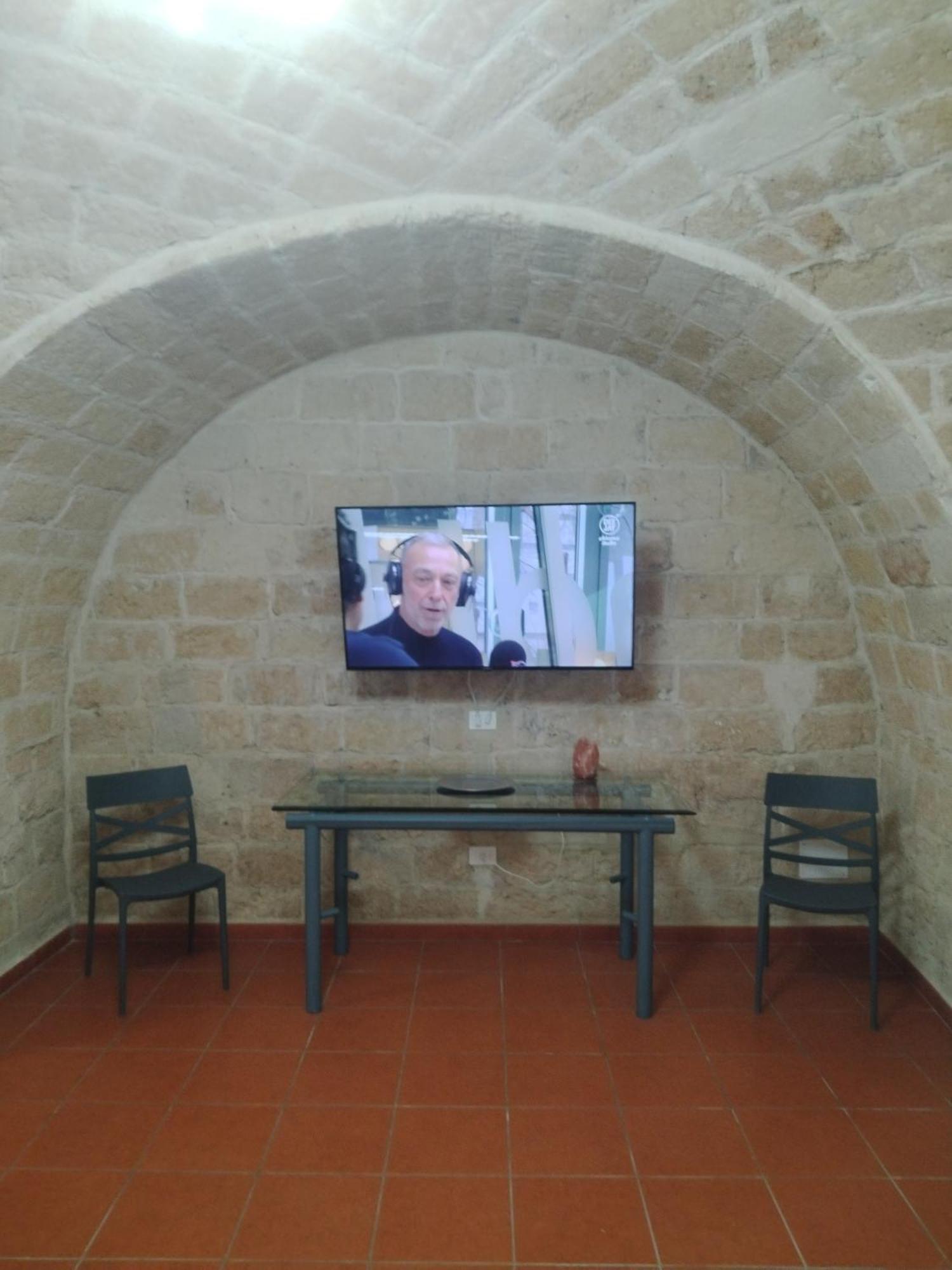 Casa Vacanza Nel Cuore Della Pietra Barletta Exterior foto