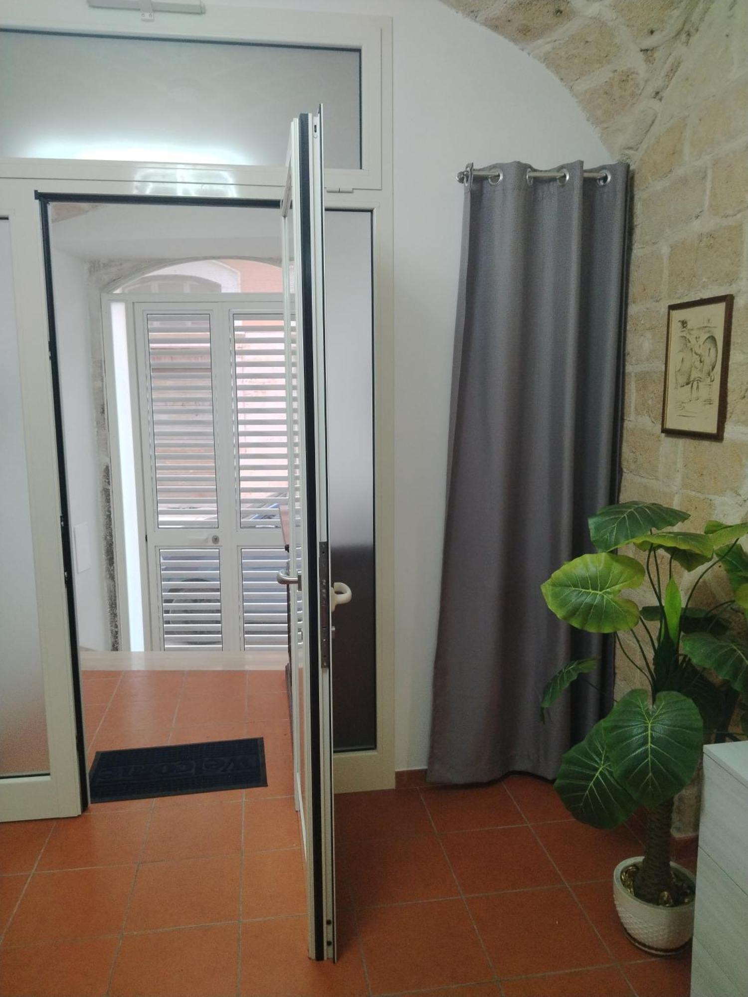 Casa Vacanza Nel Cuore Della Pietra Barletta Exterior foto