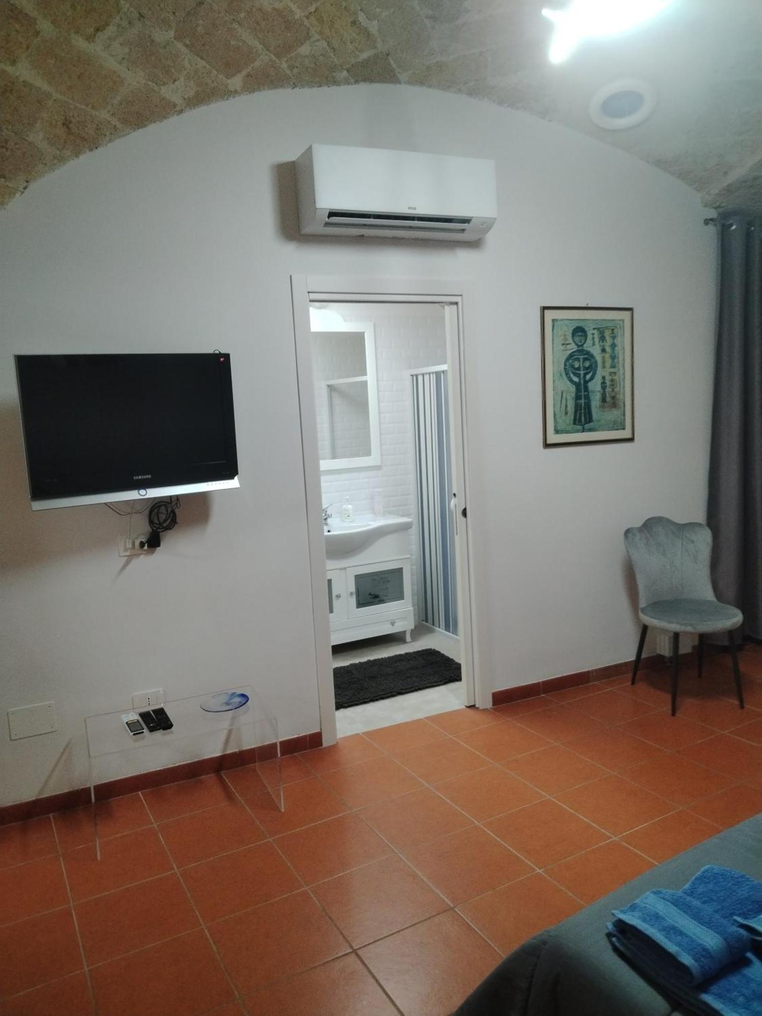 Casa Vacanza Nel Cuore Della Pietra Barletta Exterior foto